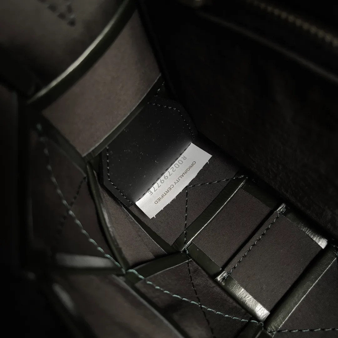 Batch 1680 𝒃𝒐𝒕𝒕𝒆𝒈𝒂 𝒗𝒆𝒏𝒆𝒕𝒂-New style 𝒄𝒂𝒔𝒔𝒆𝒕𝒕𝒆 The new cassette is really for both men and women 🉑️, the leather surface is changed from lamb to waxed calfskin, the gloss is 💯, the shoulder straps are matched with classic triangle elements, exquisite and fashionable, a street photography artifact (ps: super practical‼️) 🌈Only the highest-end in the market, welcome to compare Size: 23*15*5cm.      Model: 667298